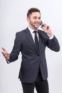 Genç işadamı telefonda konuşuyor.