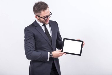 Tablet ellerde ile genç işadamı