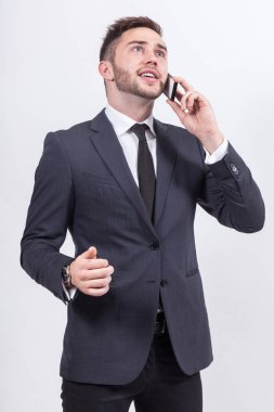 Genç işadamı telefonda konuşuyor.