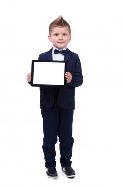 Okullu çocuk tablet ile takım elbiseli