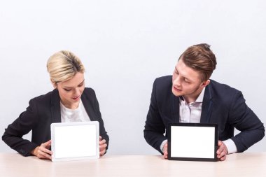İki tablet ile genç iş adamları