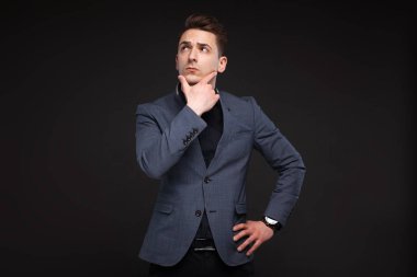 Şık elbiseli genç yakışıklı işadamı