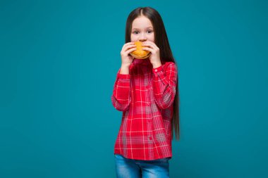 Hamburger ile şirin esmer kız