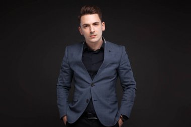 Şık elbiseli genç yakışıklı işadamı