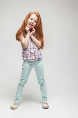 Surat şirin Kızıl saçlı kız