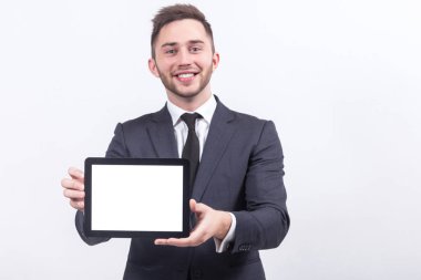 Tablet ellerde ile genç işadamı