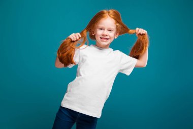 Şirin Kızıl saçlı kızla ponytails