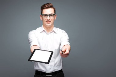 Genç yakışıklı işadamı tablet ile