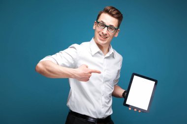 Genç işadamı holding tablet 