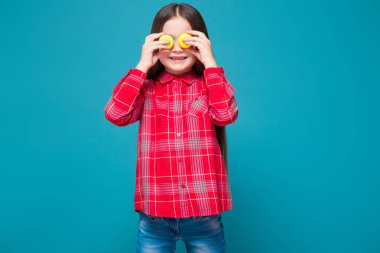 Macarons ile şirin esmer kız