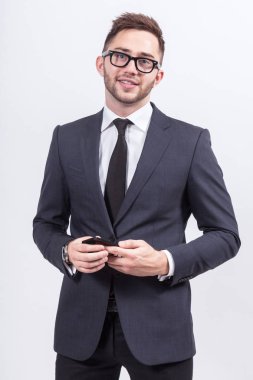 Kendine güvenen genç işadamı gözlük