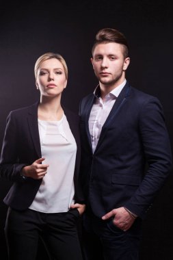 Kendine güvenen genç iş adamı ve iş kadını