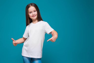 Uzun saçlı sevimli esmer kız