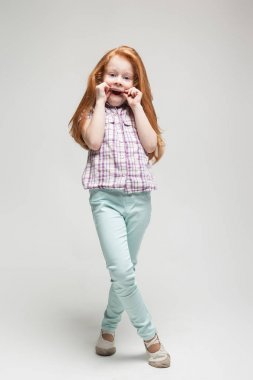 Surat şirin Kızıl saçlı kız