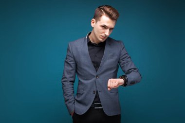 Şık elbiseli genç yakışıklı işadamı