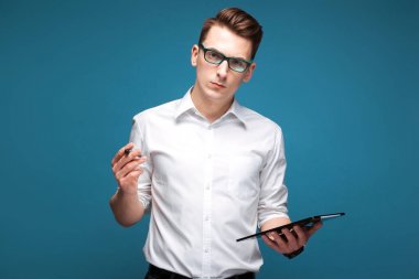 Genç yakışıklı işadamı tablet ile