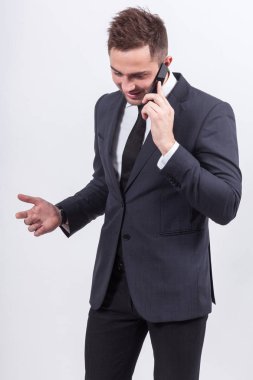 Genç işadamı telefonda konuşuyor.