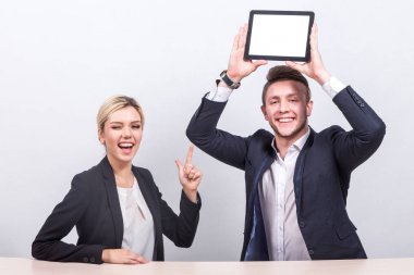 Dijital tablet ile genç iş adamları