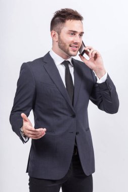 Genç işadamı telefonda konuşuyor.