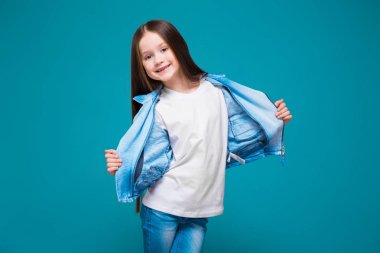 Şirin esmer kız mavi ceketli