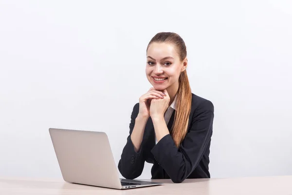 Empresária trabalhando em um laptop no escritório — Fotografia de Stock