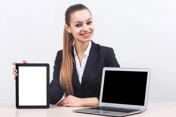 Empresaria con laptop y tablet en oficina — Foto de Stock