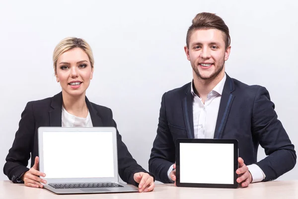 Молодые бизнесмены с планшетом и ноутбуком — стоковое фото