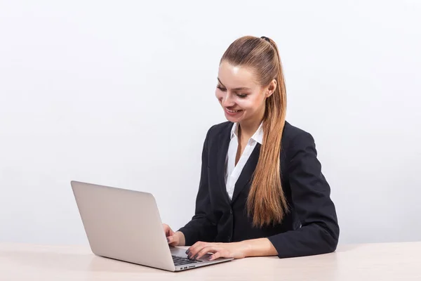 Empresária trabalhando em um laptop no escritório — Fotografia de Stock