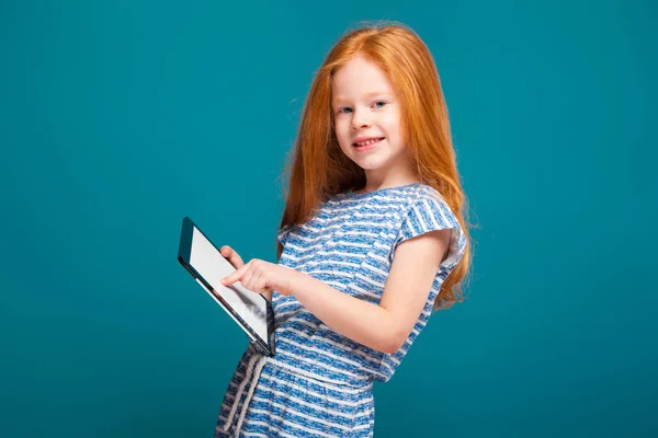 Ładny redhead dziewczyna z tabletem — Zdjęcie stockowe