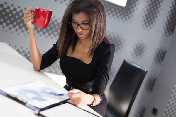 Atractiva joven dama de negocios con tableta — Foto de Stock