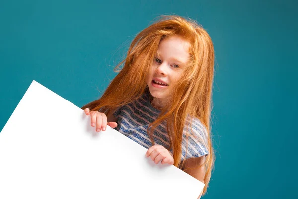 空のポスターかわいい赤毛の女の子 — ストック写真
