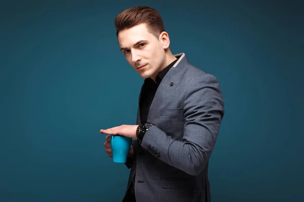 Joven hombre de negocios guapo con taza azul —  Fotos de Stock