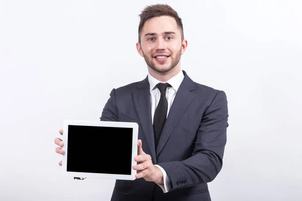 Jovem Empresário com tablet nas mãos — Fotografia de Stock