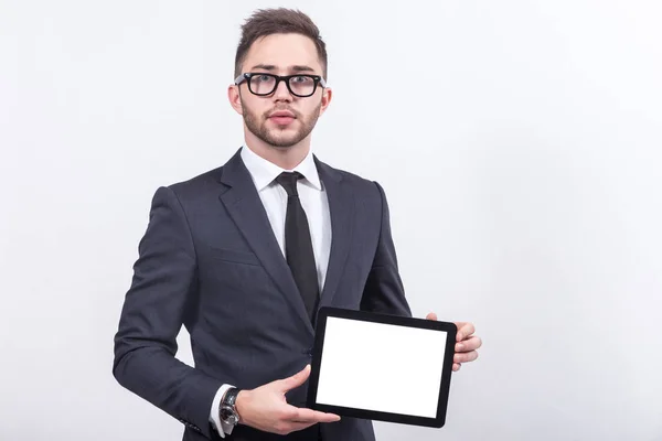 Jeune homme d'affaires avec tablette dans les mains — Photo