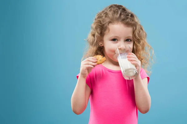 Девушка с молоком и печеньем — стоковое фото
