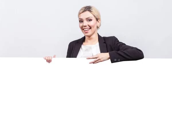 Jonge zakenvrouw over whiteboard — Stockfoto