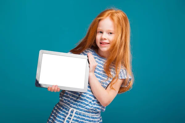 Carino rossa ragazza con tablet — Foto Stock