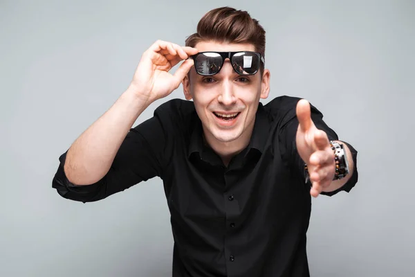 Joven hombre de negocios guapo en gafas de sol — Foto de Stock