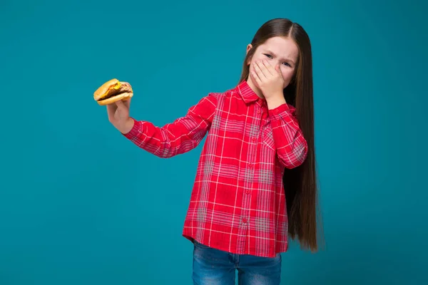 Hamburger ile şirin esmer kız — Stok fotoğraf