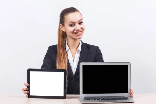 Empresaria con laptop y tablet en oficina — Foto de Stock