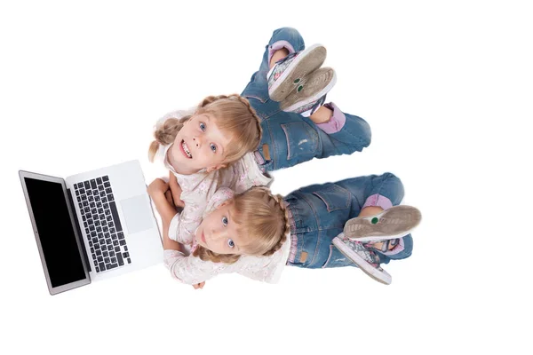 ノート パソコンと女の子の双子 — ストック写真