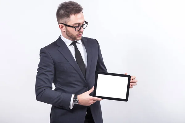 Jeune homme d'affaires avec tablette dans les mains — Photo