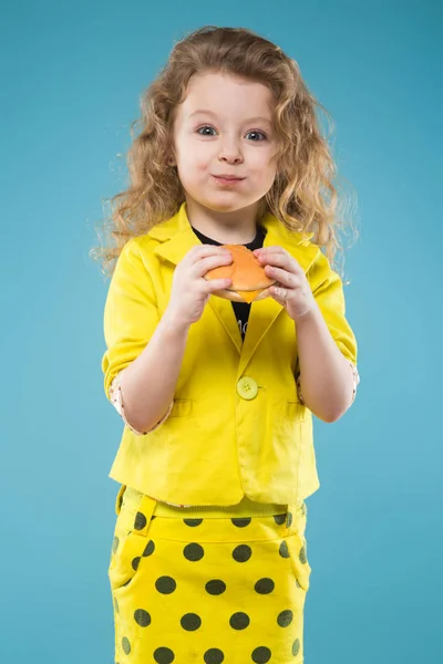 Menina bonito com cheeseburger — Fotografia de Stock