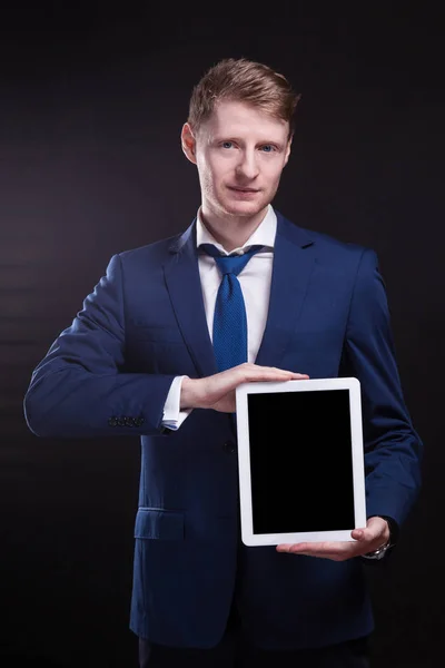 Jovem empresário segurando tablet — Fotografia de Stock