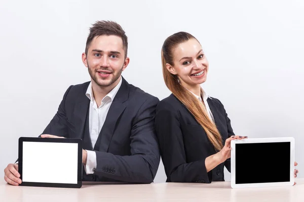 Jungunternehmer mit zwei Tablets — Stockfoto