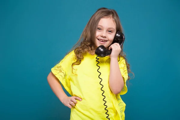 Schattige brunette meisje met telefoon handset — Stockfoto