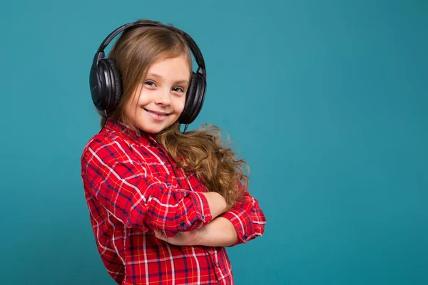 Cute brunette dziewczyna w słuchawkach — Zdjęcie stockowe