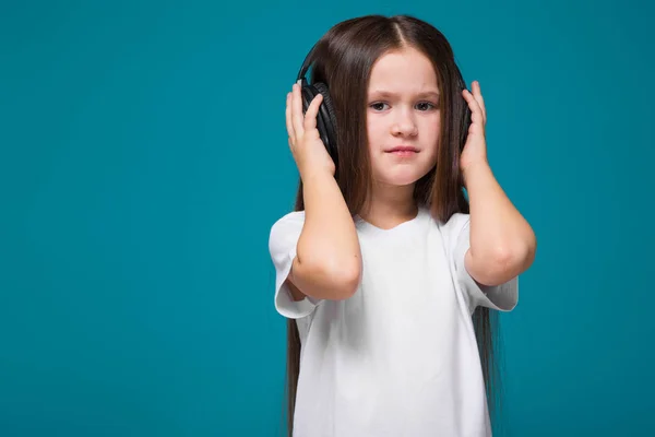 Menina morena bonito em fones de ouvido — Fotografia de Stock