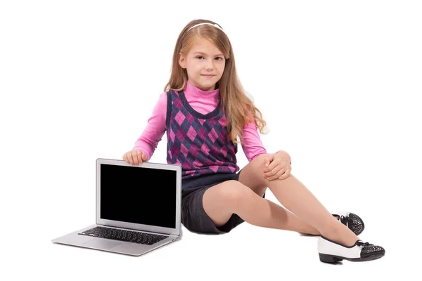 Schoolmeisje die op laptop werkt — Stockfoto