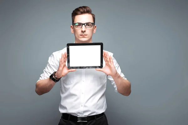 Joven empresario sosteniendo tableta — Foto de Stock